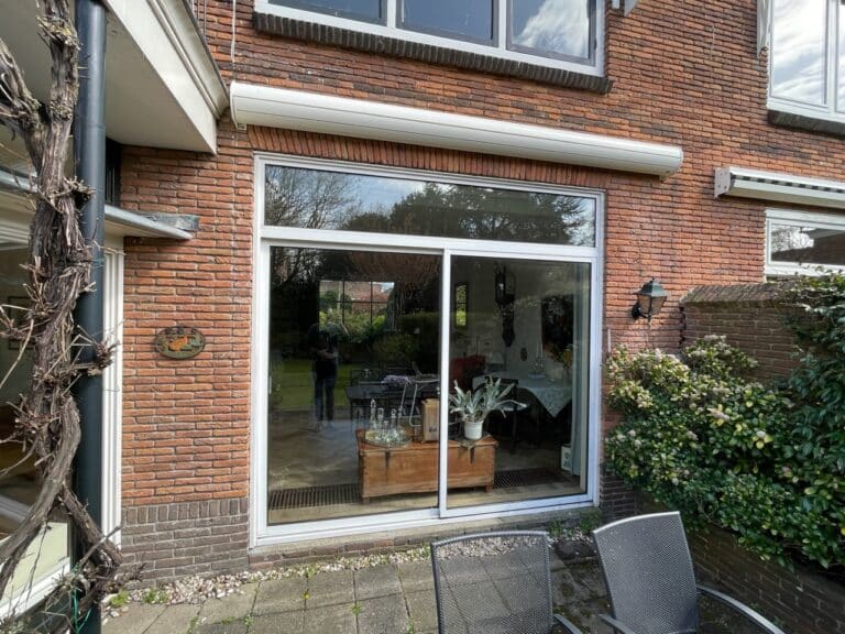 Oude aluminium schuifpui