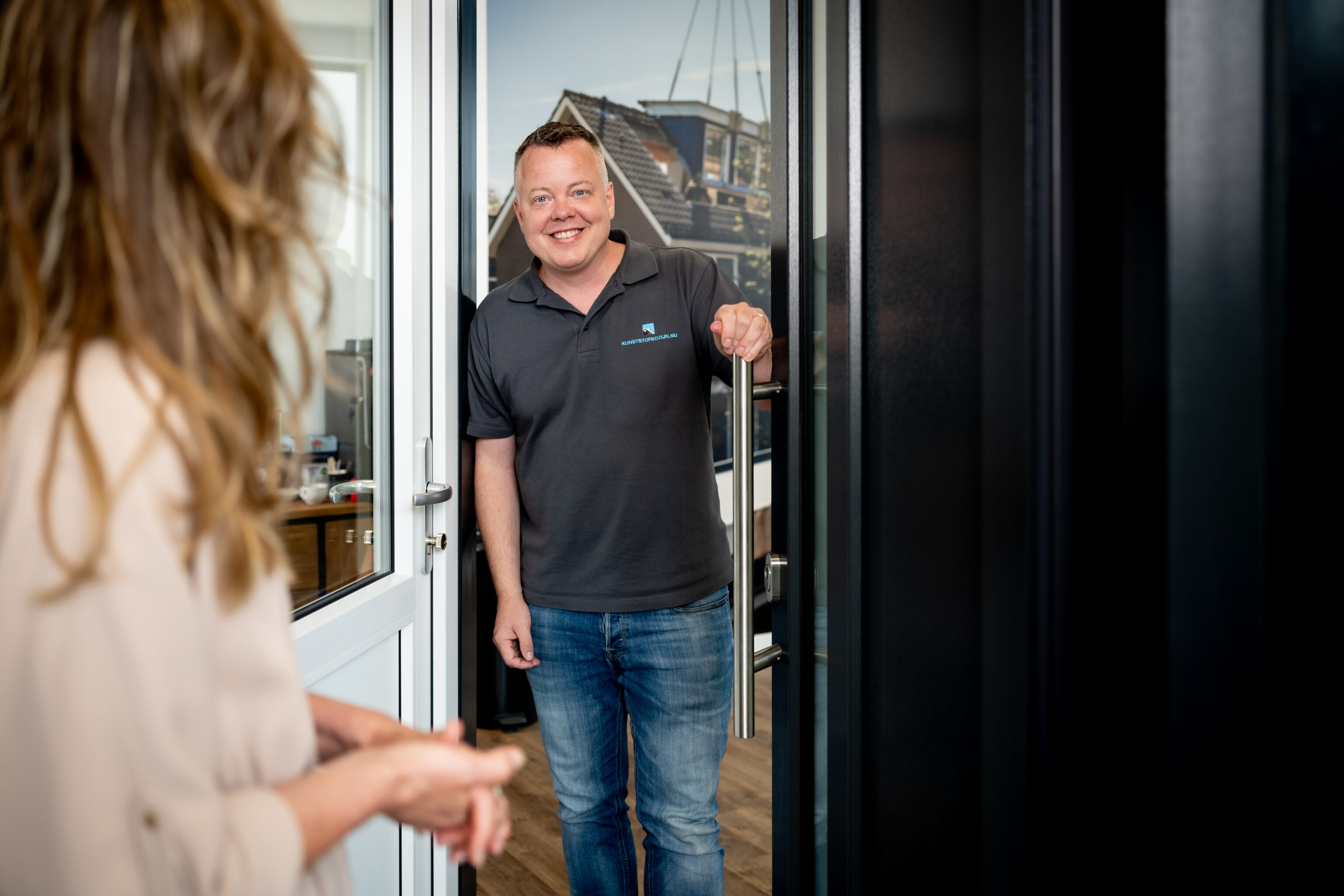 Tonen kunststof voordeur in showroom