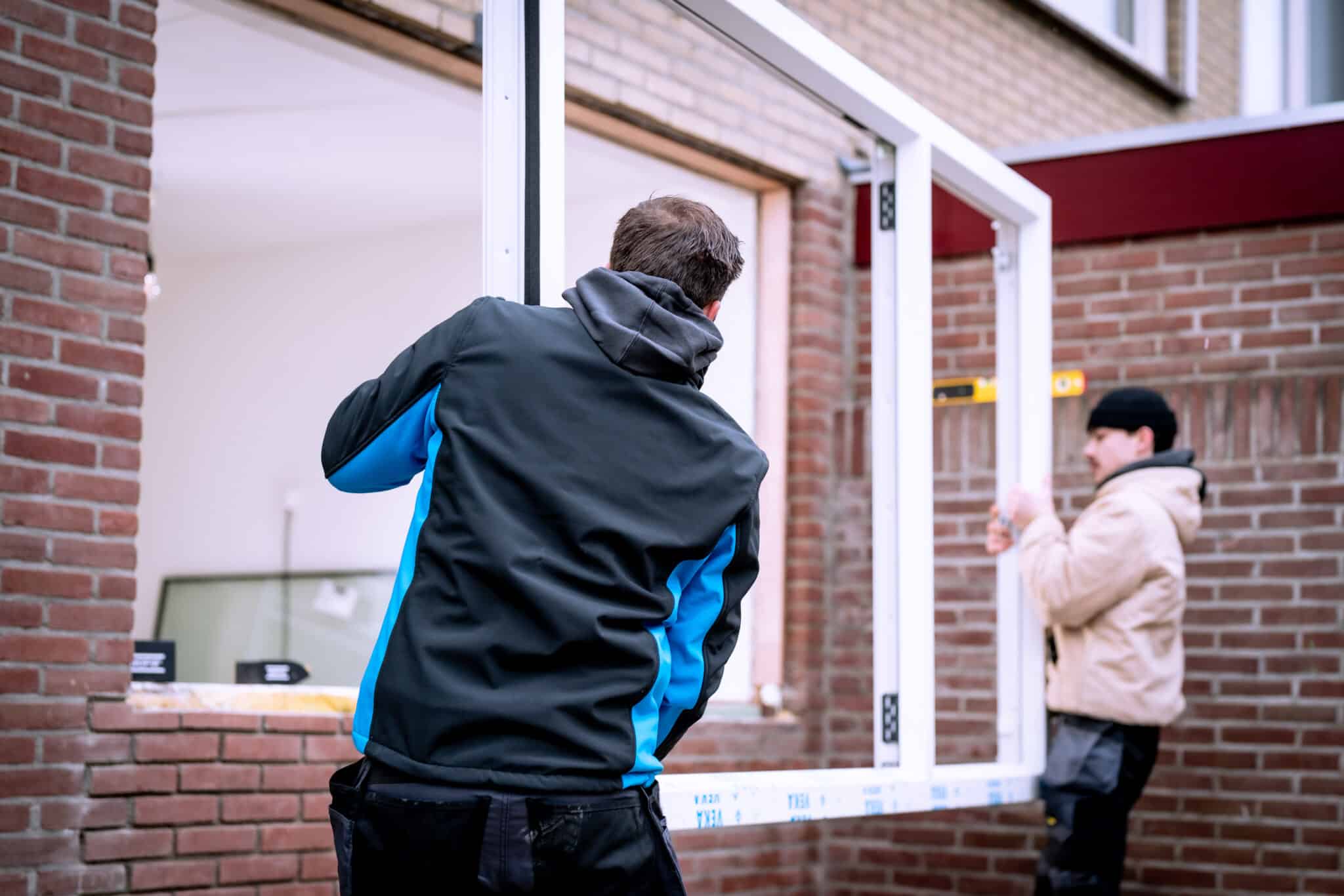 Beginnend kunststof kozijnen monteur