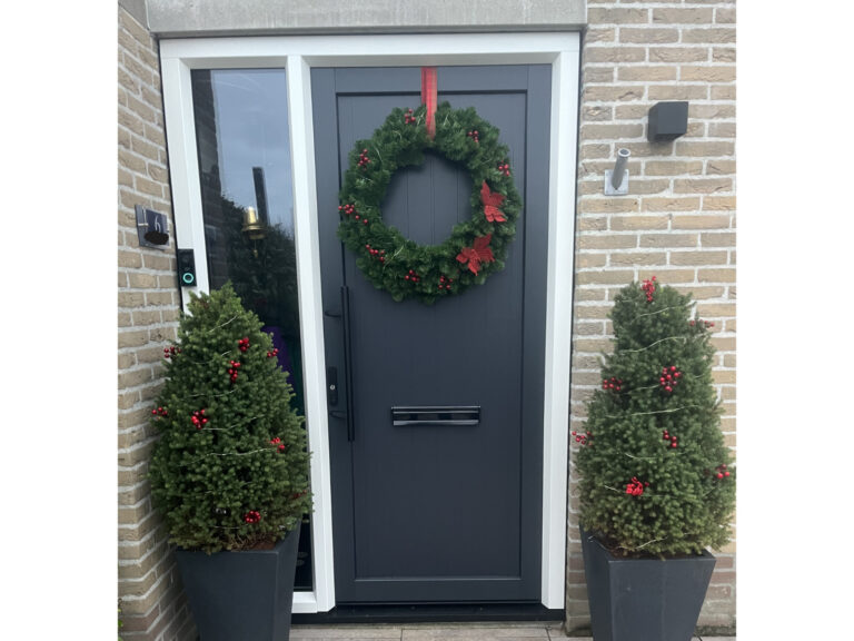 Kunststof voordeur antraciet in kerstsfeer