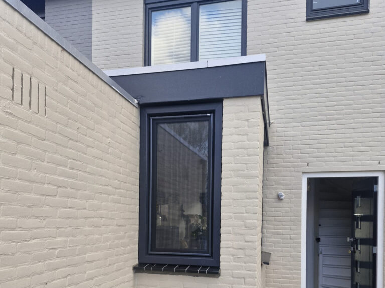 Kunststof kozijnen zwartgrijs keuken en woonhuis