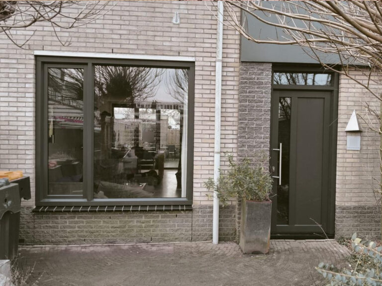 Kunststof raamkozijnen voordeur Heerhugowaard