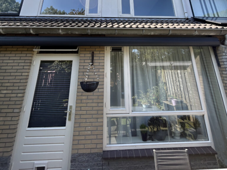 Oude houten achterdeur en raamkozijn