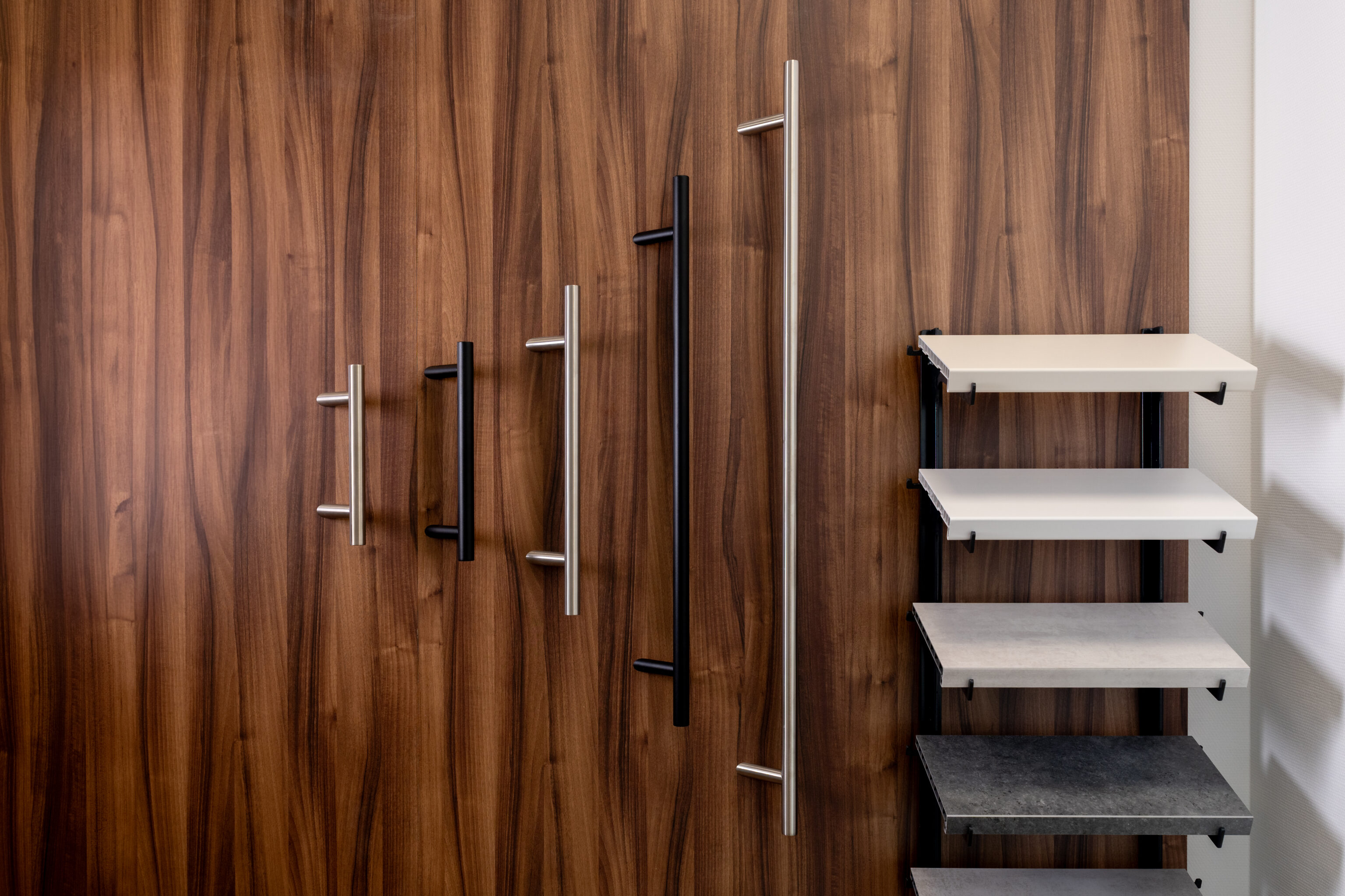 Deurstijlen en vensterbanken in showroom