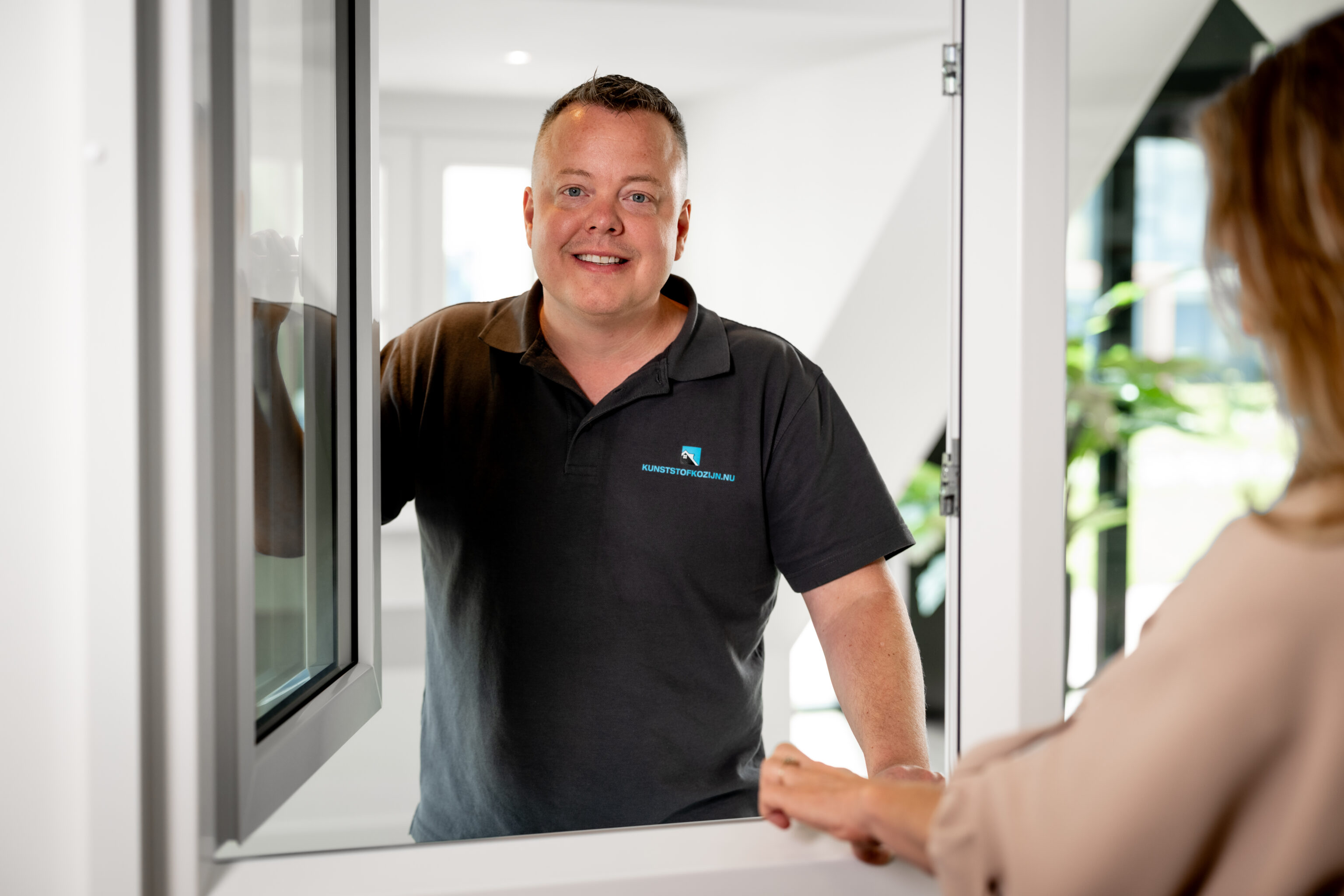 Uitleg kunststof kozijnen in showroom