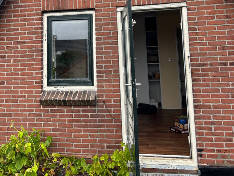 Oude houten kozijnen Egmond binnen
