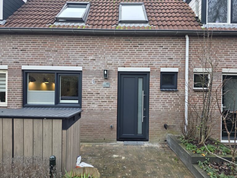 Kunststof kozijnen voordeur te Alkmaar Antraciet RAL 7016 met HR+++ glas