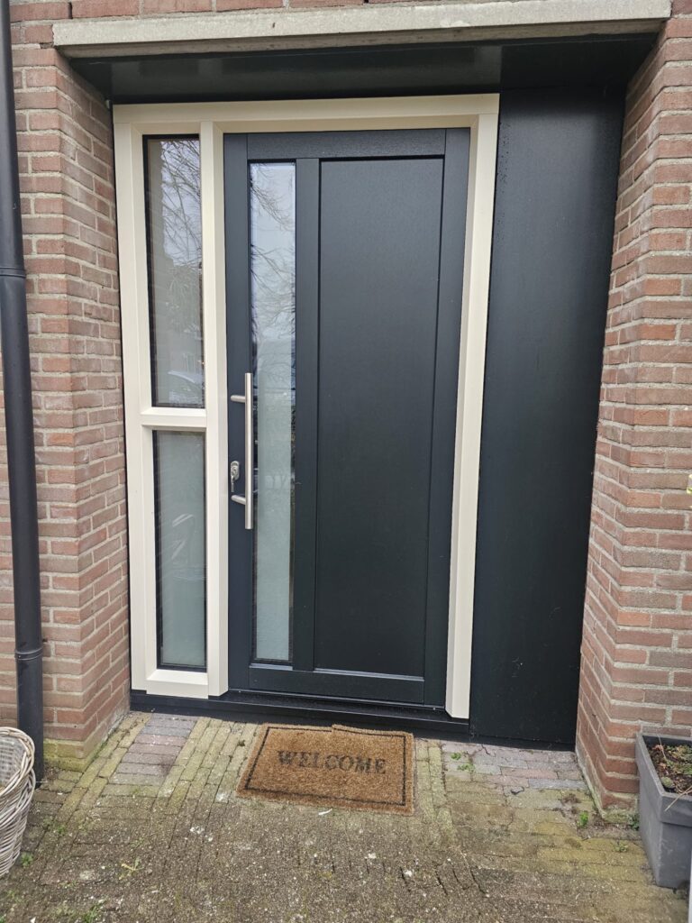 Kunststof voordeur in monumentengroen te Avenhorn