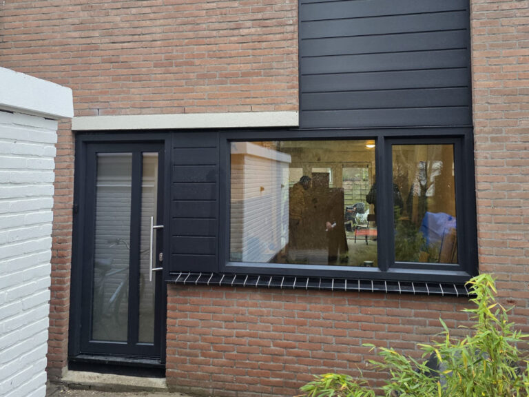 Kunststof voordeur, raamkozijn en gevelbekleding Hoorn