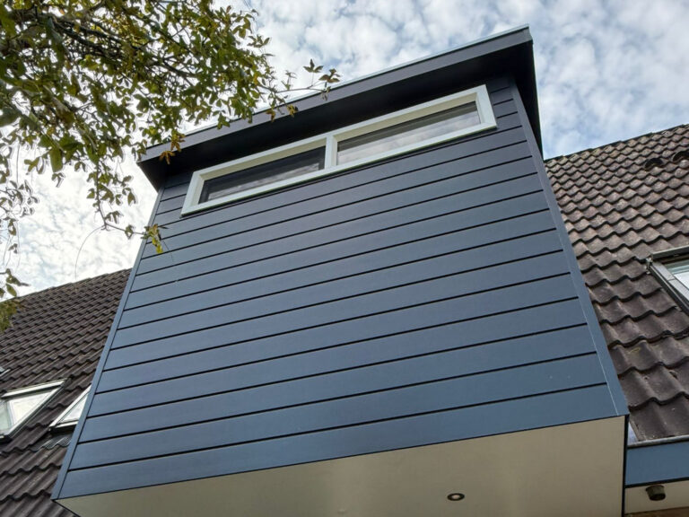Nieuwe kunststof gevelbekleding en kozijn Schagen