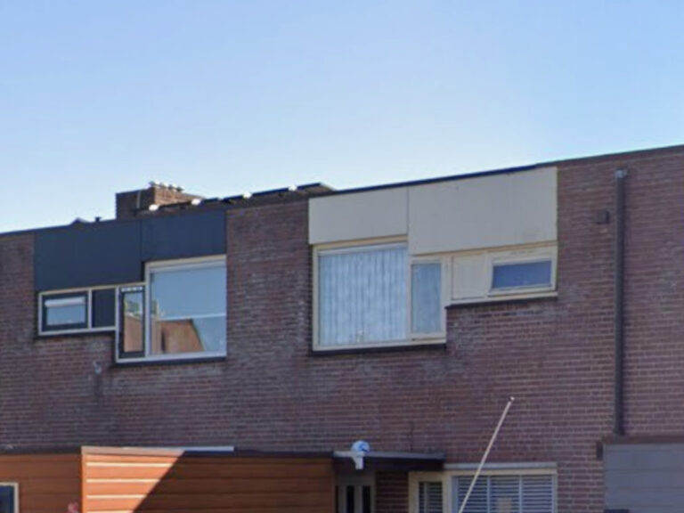 Oude houten badkamerraam Heerhugowaard
