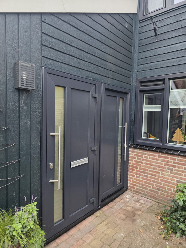 Voordeur en schuurdeur kunststof kozijnen ral 7021 Alkmaar