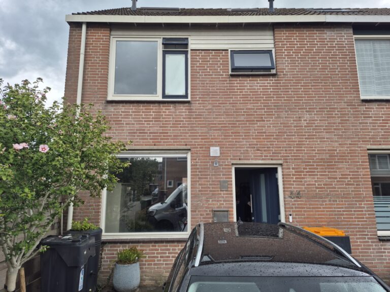 Renovatie van de voorgevel in oud Heerhugowaard met kunststof kozijnen en een moderne uitstraling.