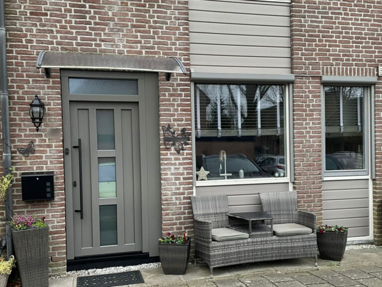 kunststof voordeur 18 in de kleur kwartgrijs RAL 7039 nerf met extra brede ramen nieuw