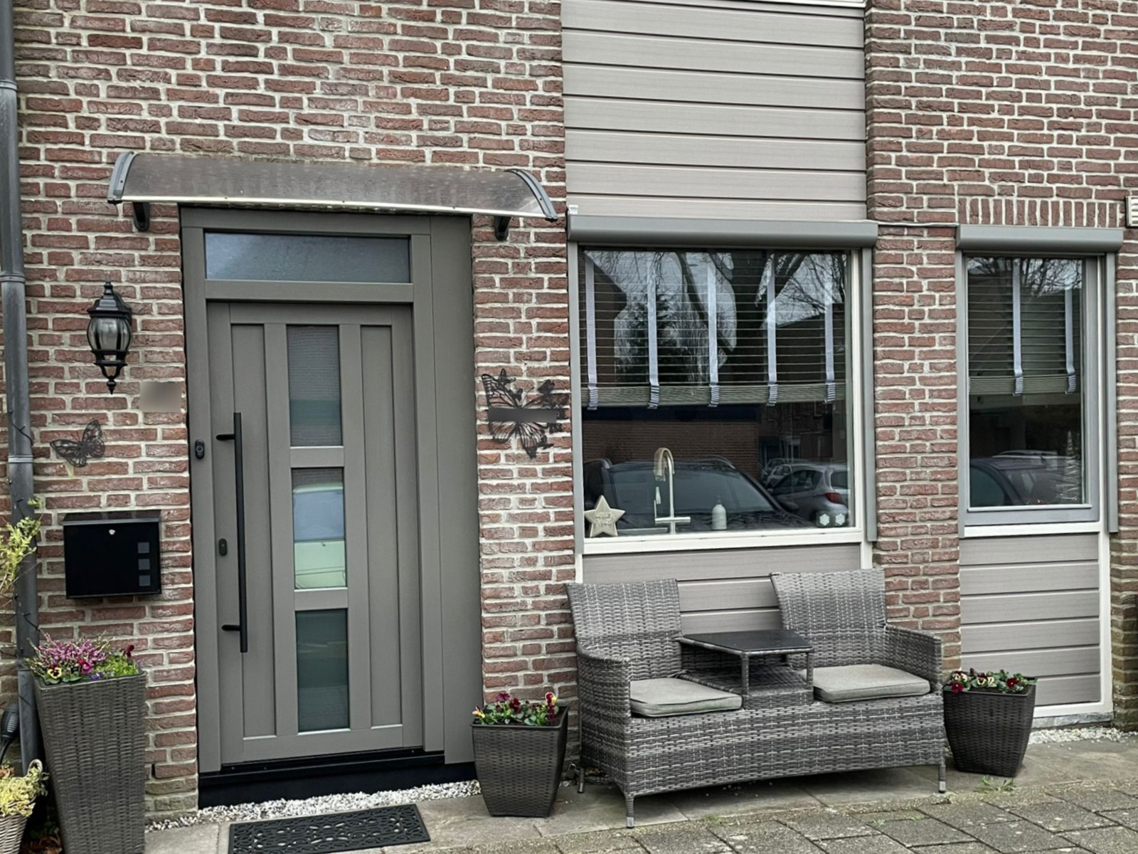 kunststof voordeur 18 in de kleur kwartgrijs RAL 7039 nerf met extra brede ramen nieuw