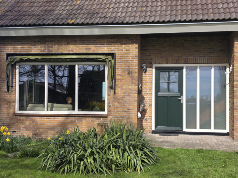Kunststof boerendeur dennengroen en raamkozijn in Ursem