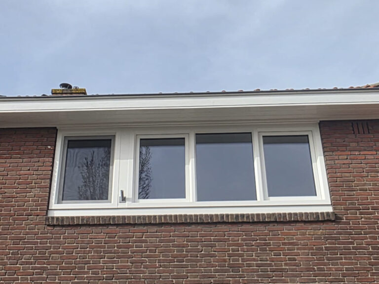 Kunststof kozijnen RAL9010 met houtnerf eerste verdieping Heemstede