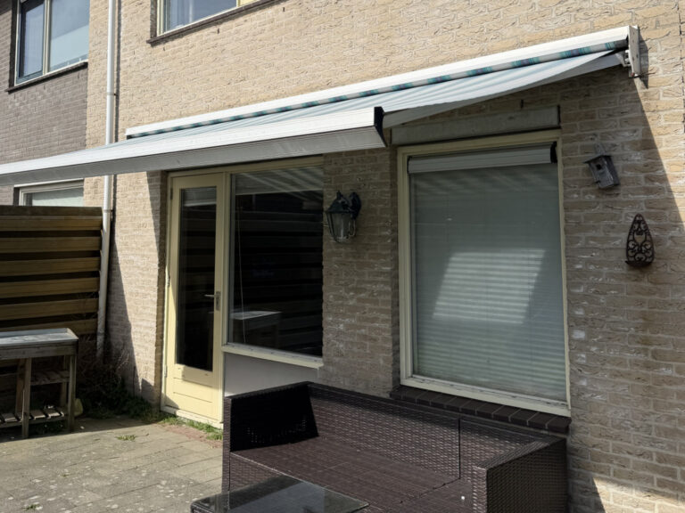 Achterzijde oude houten kozijnen