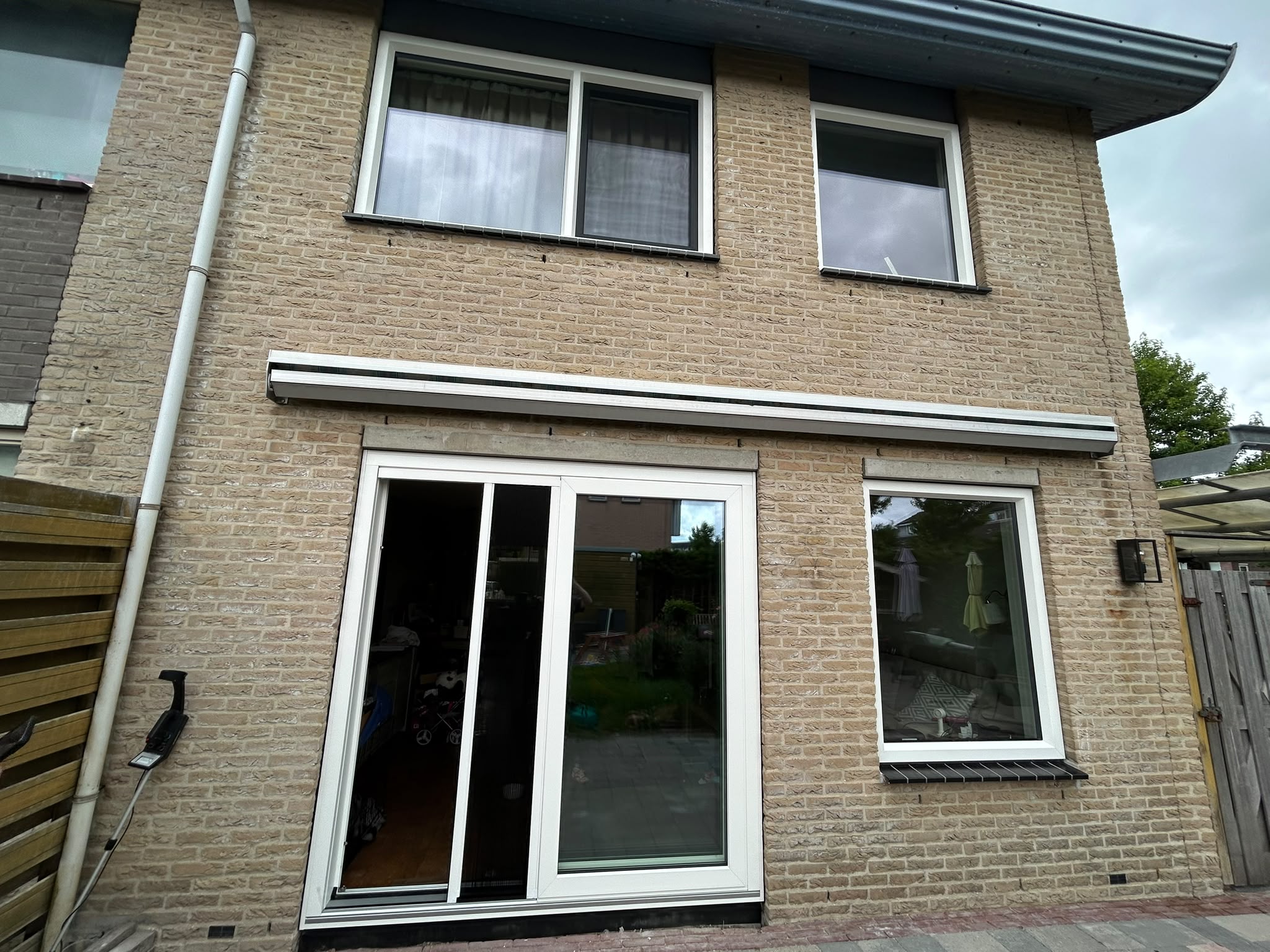 Nieuwe kunststof kozijnen achterzijde incl schuifpui